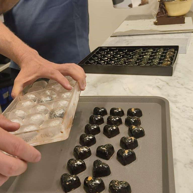 Läs mer om artikeln Pralintillverkning 5/6